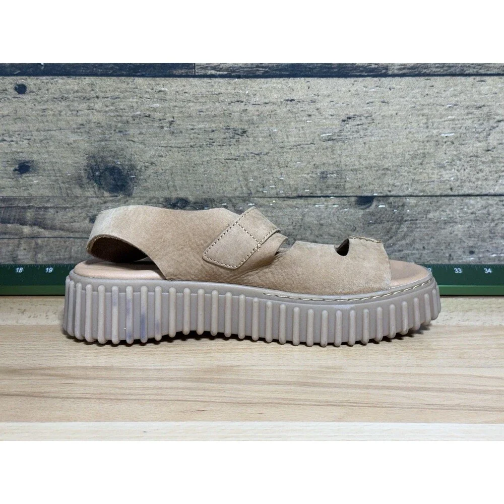 Clarks Sandals Women’s US 8 Tan / Brown TORHILL SEAM Chunky Leather Summer Shoes